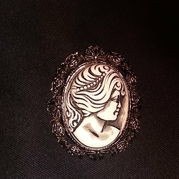 Jewelry - Vintage Brooch